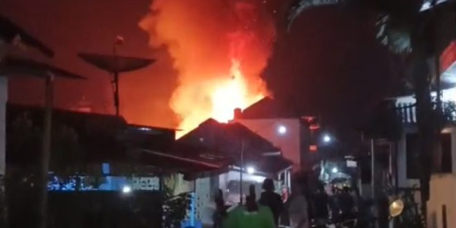 Kebakaran di Kertek Wonosobo hanguskan dua rumah dan dua motor. Api berasal dari sofa. Kerugian ditaksir Rp660 juta. Tidak ada korban jiwa.