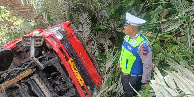 Kecelakaan tunggal di Wonosobo, truk bermuatan salak jatuh ke jurang 50 meter di Lamuk. Sopir meninggal dunia, polisi selidiki penyebabnya.